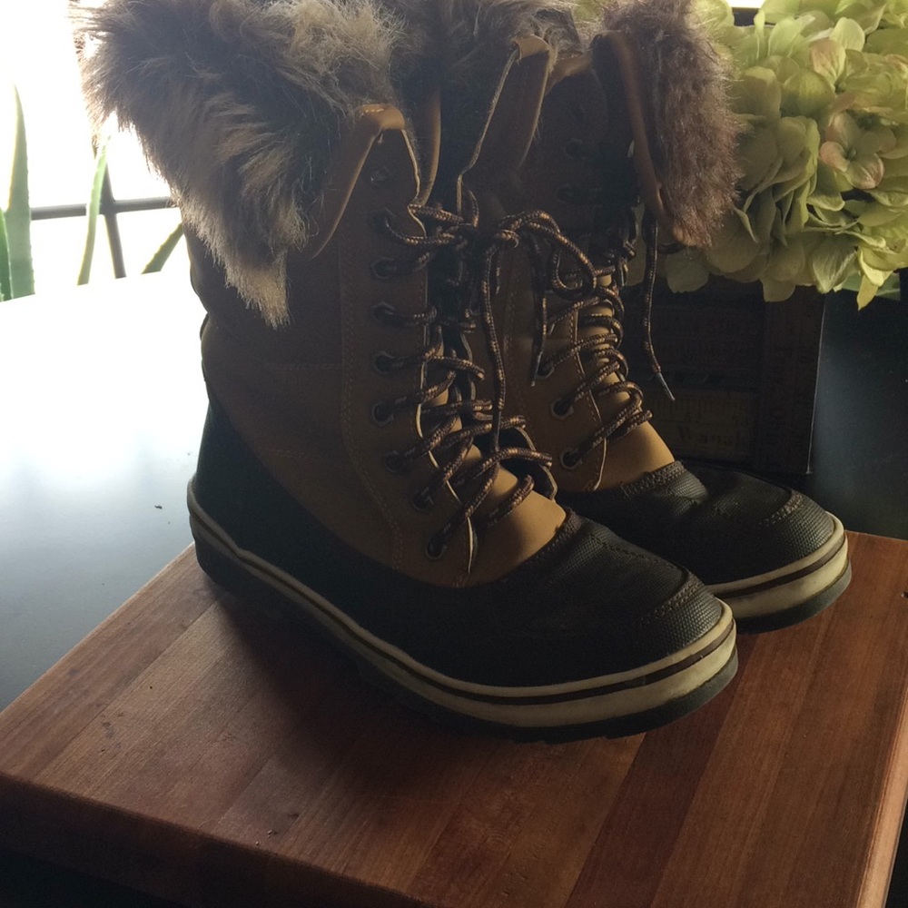 Super cute furry packer boots xl 10